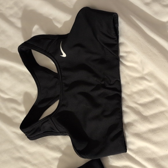 Set of Nike sports bras - Picture 2 of 8